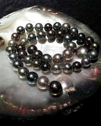 Strand of cultured mulicolored Tahitian pearls